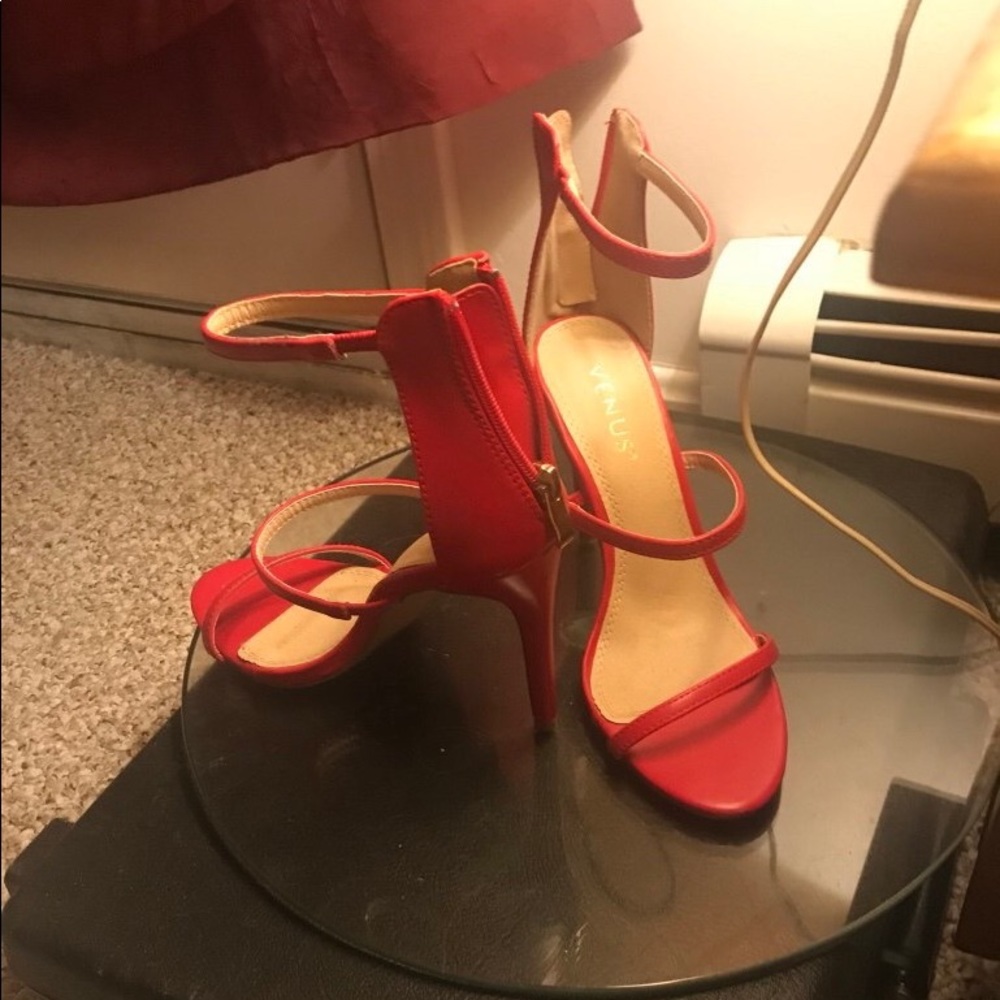 Red high heals - Picture 3 of 3